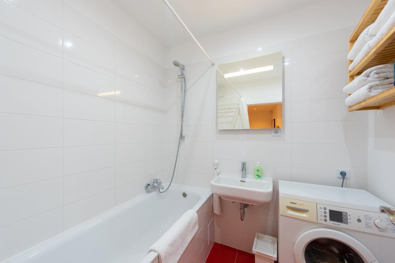 Bright Charming Apt With Terrace, Parking & Airco. Prag Exteriör bild